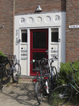 901638 Gezicht op de ingang van het portiek van de woningen Louis Couperusstraat 13-15 te Utrecht, met links de ...
